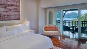 غرفة الضيافة مطلة جانبيا على البحر