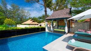 فيلا مع مسبح خاص مطلة جزئيا على البحر