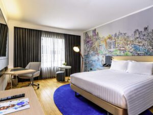 Deluxe Corner Room 1 Queen-Size Bed and Sofa